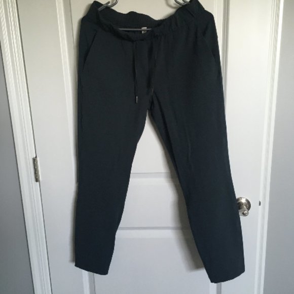 Lululemon On The Fly 7/8 Pant - Melanite Size 6 - Picture 3 of 5